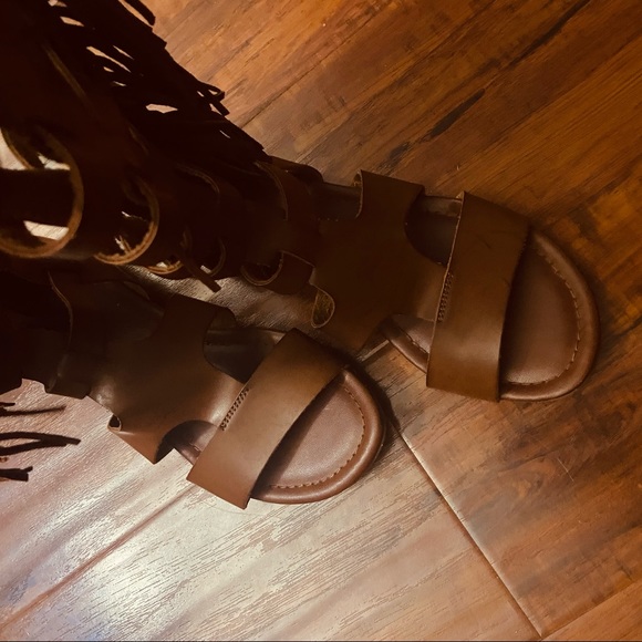 Like New MIA Brown Tan Cognac Knee High Gladiator Fringe Sandals 8.5 - Picture 4 of 7